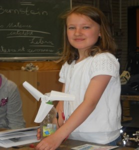 Laura mit ihrer selbstgebauten Windkraftanlage